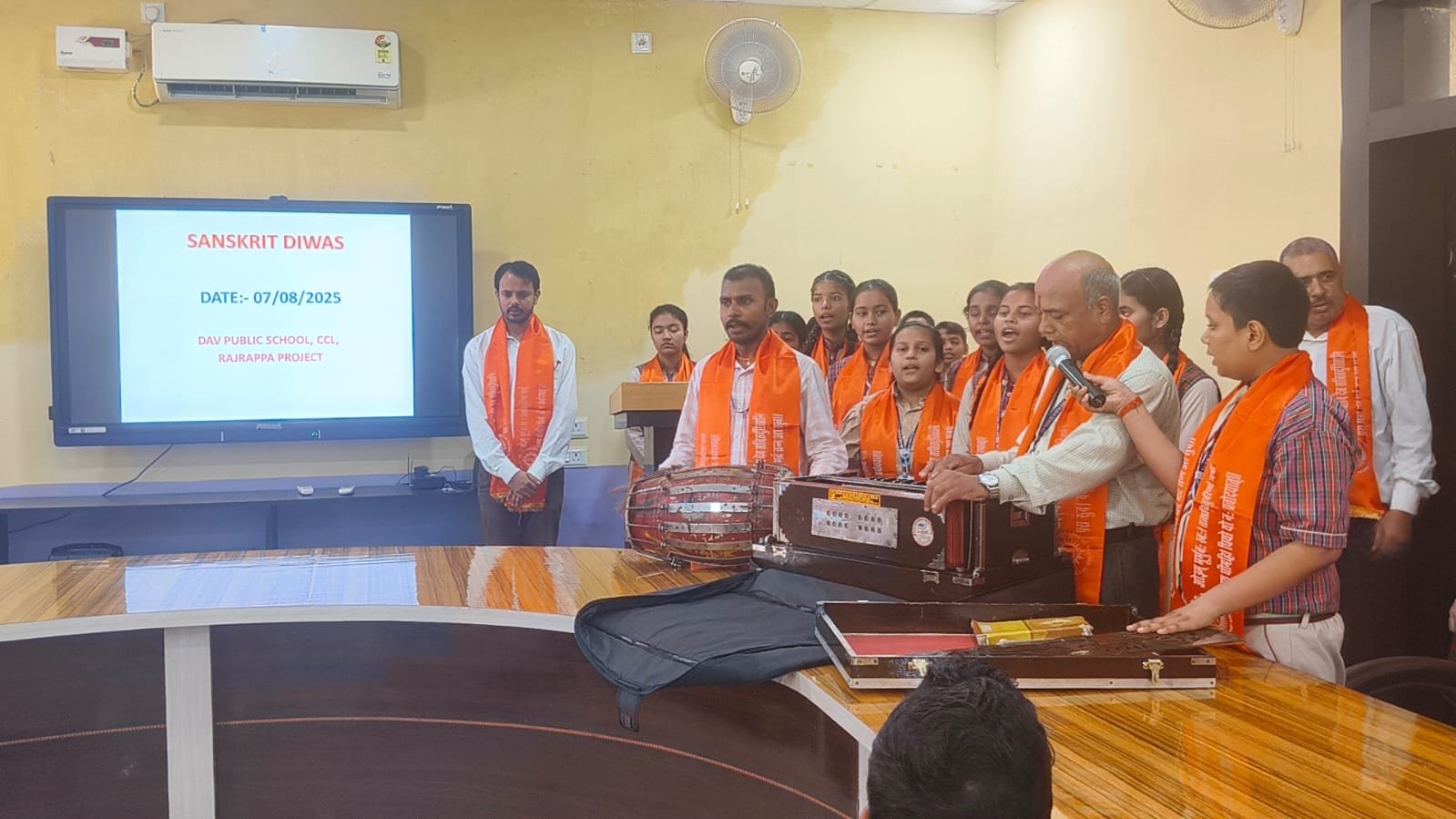 डीएवी पब्लिक स्कूल रजरप्पा में हर्षोल्लास के साथ मनाया गया संस्कृत दिवस