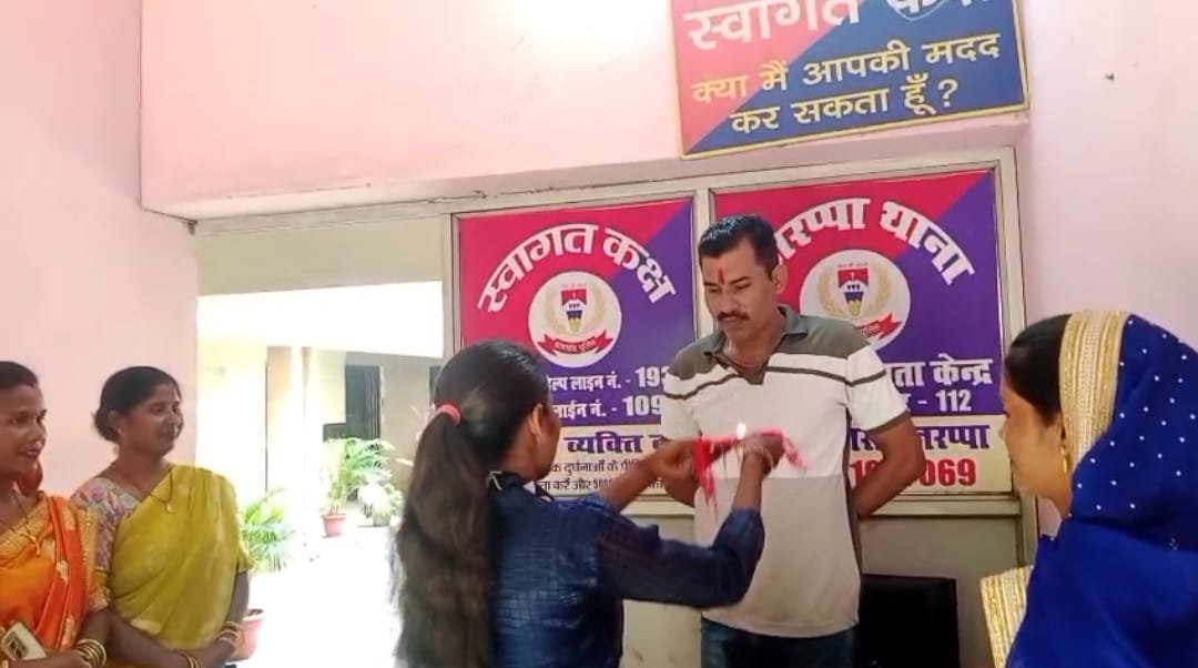 दुर्गा वाहिनी की बहनों ने रजरप्पा थाना के पुलिसकर्मियों को बांधा रक्षासूत्र