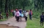 हजारीबाग : शव को 5 किमी तक खटिया पर ढोना पड़ा