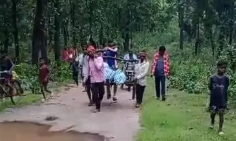 हजारीबाग : शव को 5 किमी तक खटिया पर ढोना पड़ा