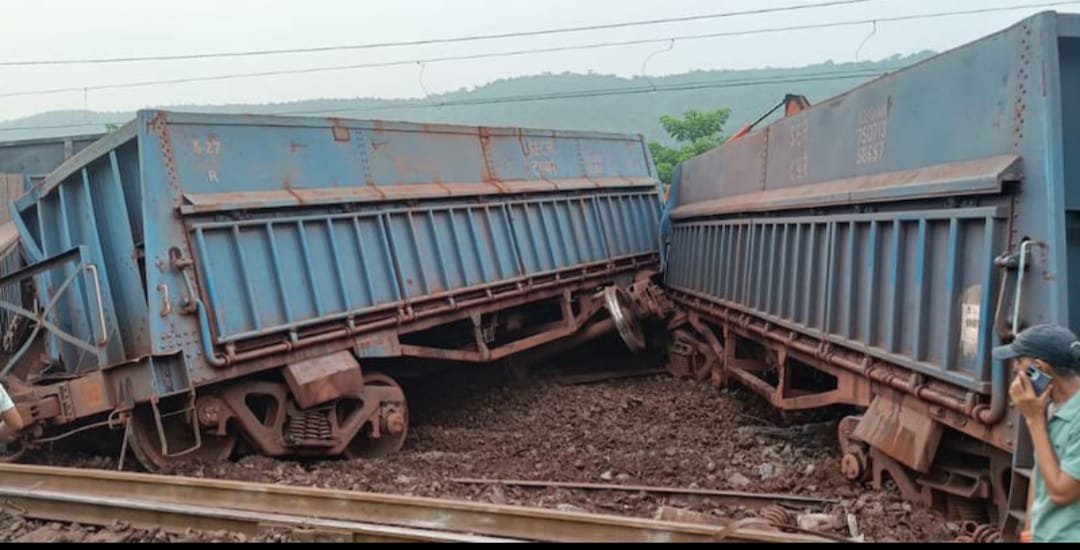 चांडिल में रेल हादसा,मालगाड़ी पटरी से उतरी