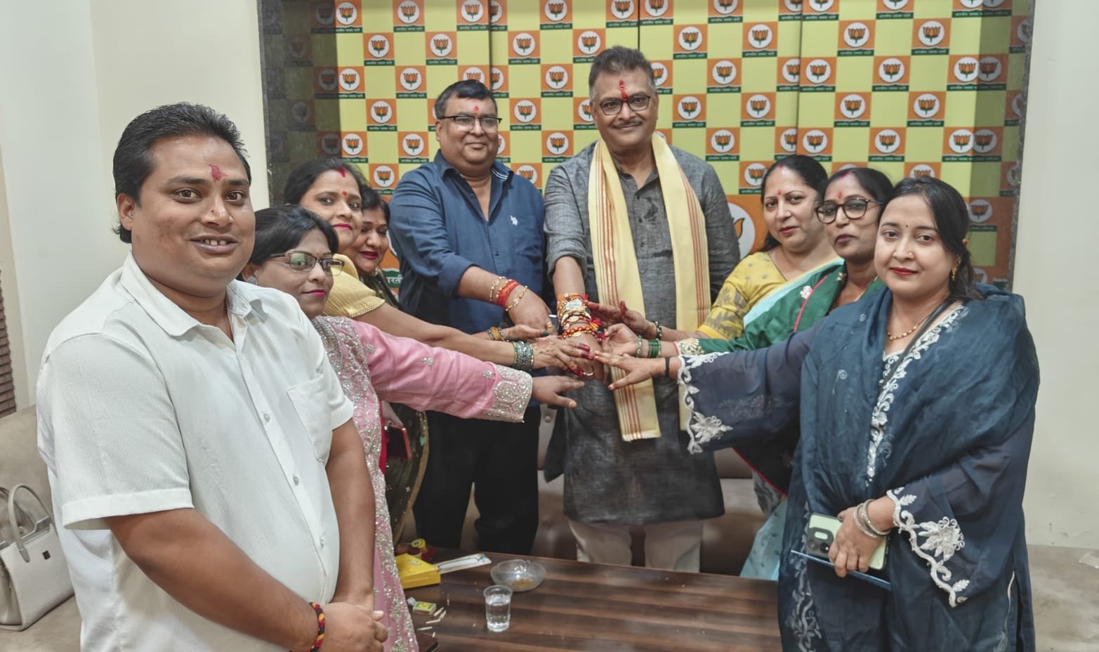 भाजपा महिला मोर्चा ने मनाया रक्षाबंधन,सांसद सहित कईयों की कलाई पर सजा रक्षा सूत्र