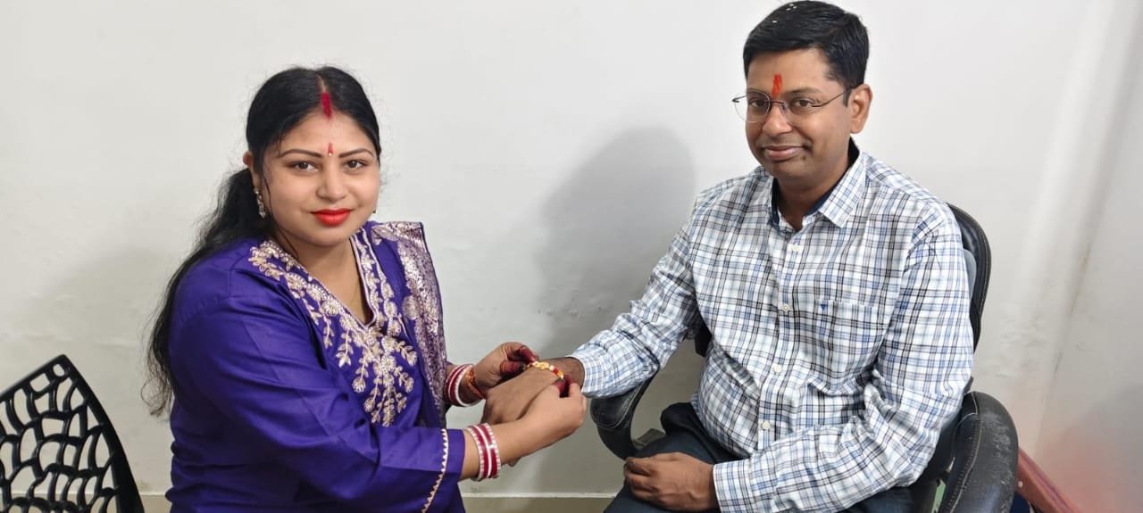 दुर्गा वाहिनी का अनोखा पहल:बहनों ने अस्पताल में डॉक्टरों,मरीजों और स्वास्थ्य कर्मियों को बांधी राखी