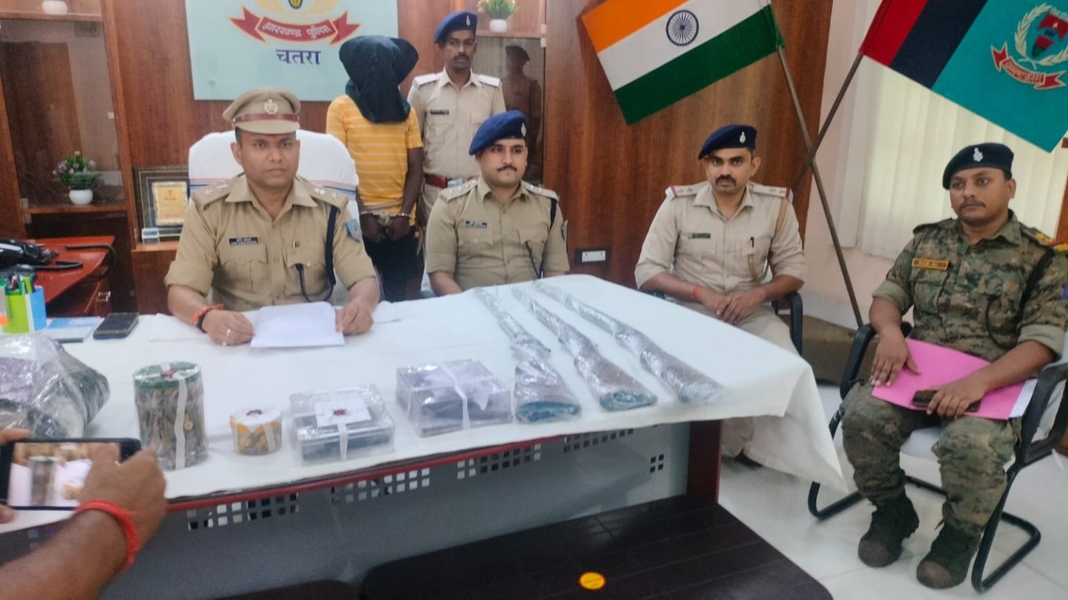 चतरा के खामडीह स्थित जंगल के पास से छापामारी में टीपीसी उग्रवादी धराया