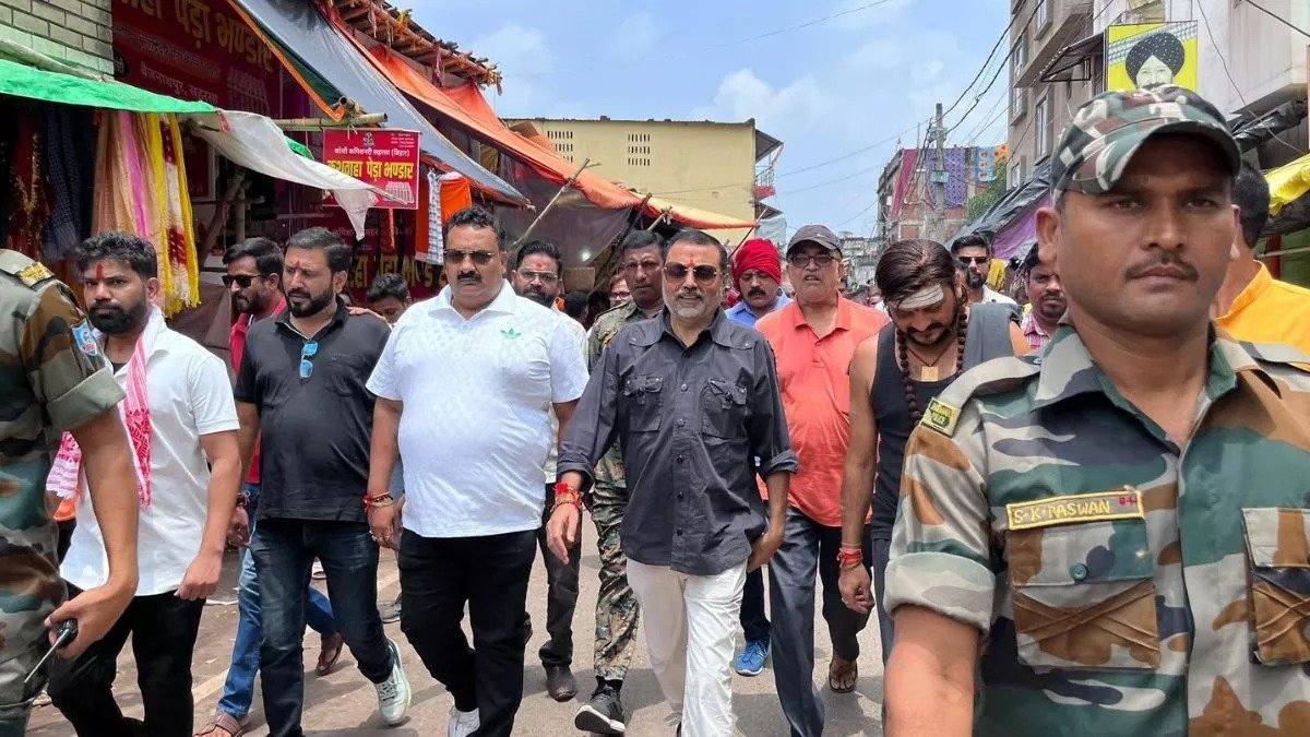 बाबा बैद्यनाथ धाम प्रकरण में गिरफ्तारी देने पहुंचे निशिकांत दुबे