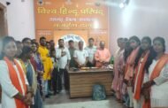 विहिप जिला कार्यालय में दुर्गा वाहिनी ने कार्यकर्ताओं को बांधी रक्षा सूत्र