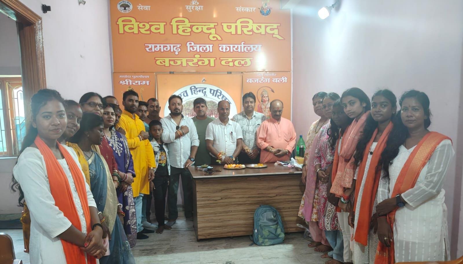 विहिप जिला कार्यालय में दुर्गा वाहिनी ने कार्यकर्ताओं को बांधी रक्षा सूत्र