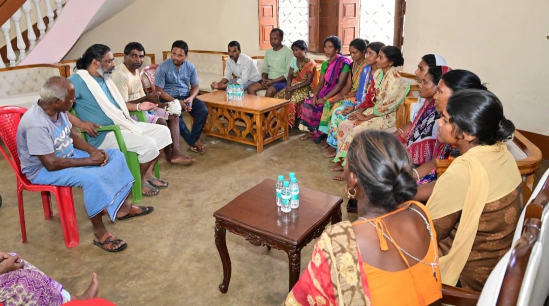 नेमरा में मुख्यमंत्री हेमंत सोरेन ने परिजनों संग श्राद्ध कर्म से सम्बंधित विचार विमर्श किया
