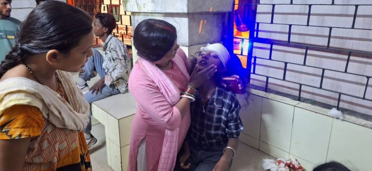 सड़क दुर्घटना में दो बहनें गंभीर रूप से घायल