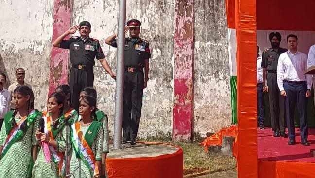 छावनी परिषद ने फुटबॉल मैदान में स्वतंत्रता दिवस समारोह का आयोजन किया