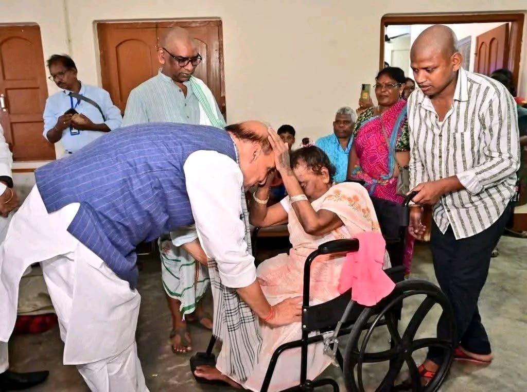 दिशोम गुरु शिबू सोरेन को रक्षा मंत्री राजनाथ सिंह और बाबा रामदेव ने श्रद्धांजलि अर्पित की,भोज में हुए शामिल