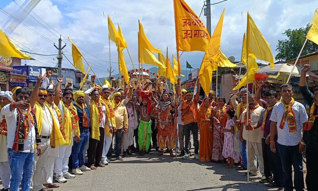 यदुवंशी परिवार ने कृष्ण जन्मोत्सव पर निकाला भव्य शोभा यात्रा