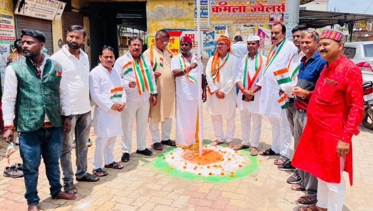 रामगढ़ बस स्टैंड में भाजपा केंद्र मंडल द्वारा ध्वजारोहण किया गया