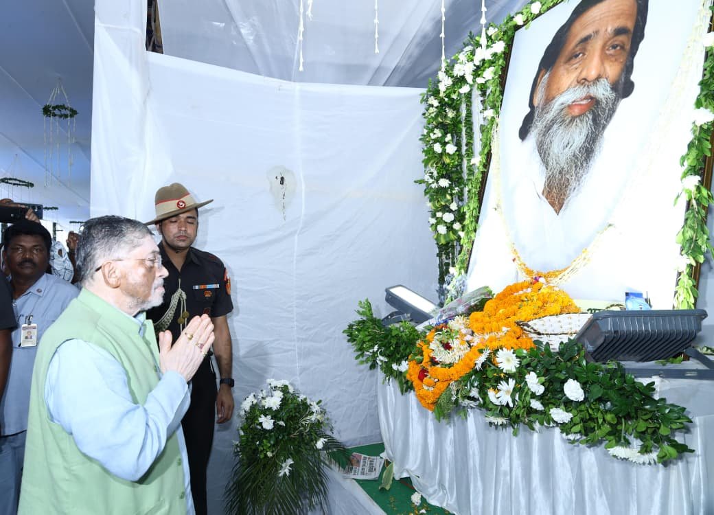 स्मृति शेष- दिशोम गुरु शिबू सोरेन के संस्कार भोज में सम्मिलित हुए राज्यपाल संतोष कुमार गंगवार