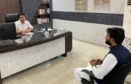 बिजुलिया तालाब रोड को बनवाने के लिए सांसद प्रतिनिधि ने रामगढ़ सीईओ से की मुलाकात