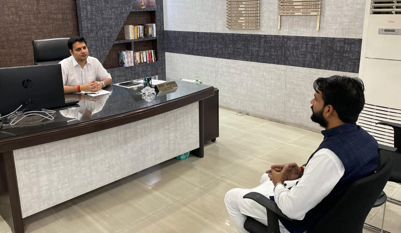 बिजुलिया तालाब रोड को बनवाने के लिए सांसद प्रतिनिधि ने रामगढ़ सीईओ से की मुलाकात