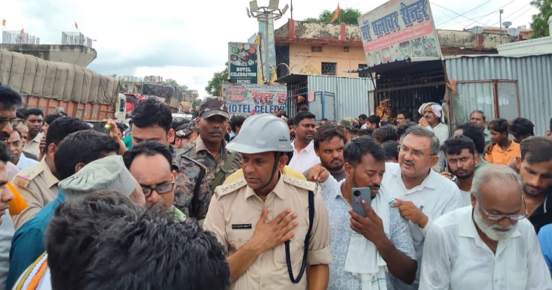 चौपारण में दर्दनाक हादसा,पिता-पुत्र को ट्रक ने कुचला, दोनों ने अस्पताल में तोड़ा दम