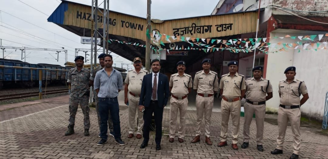 हजारीबाग टाउन रेलवे स्टेशन पर विशेष चेकिंग अभियान,21 लोगों पर लगाया गया जुर्माना
