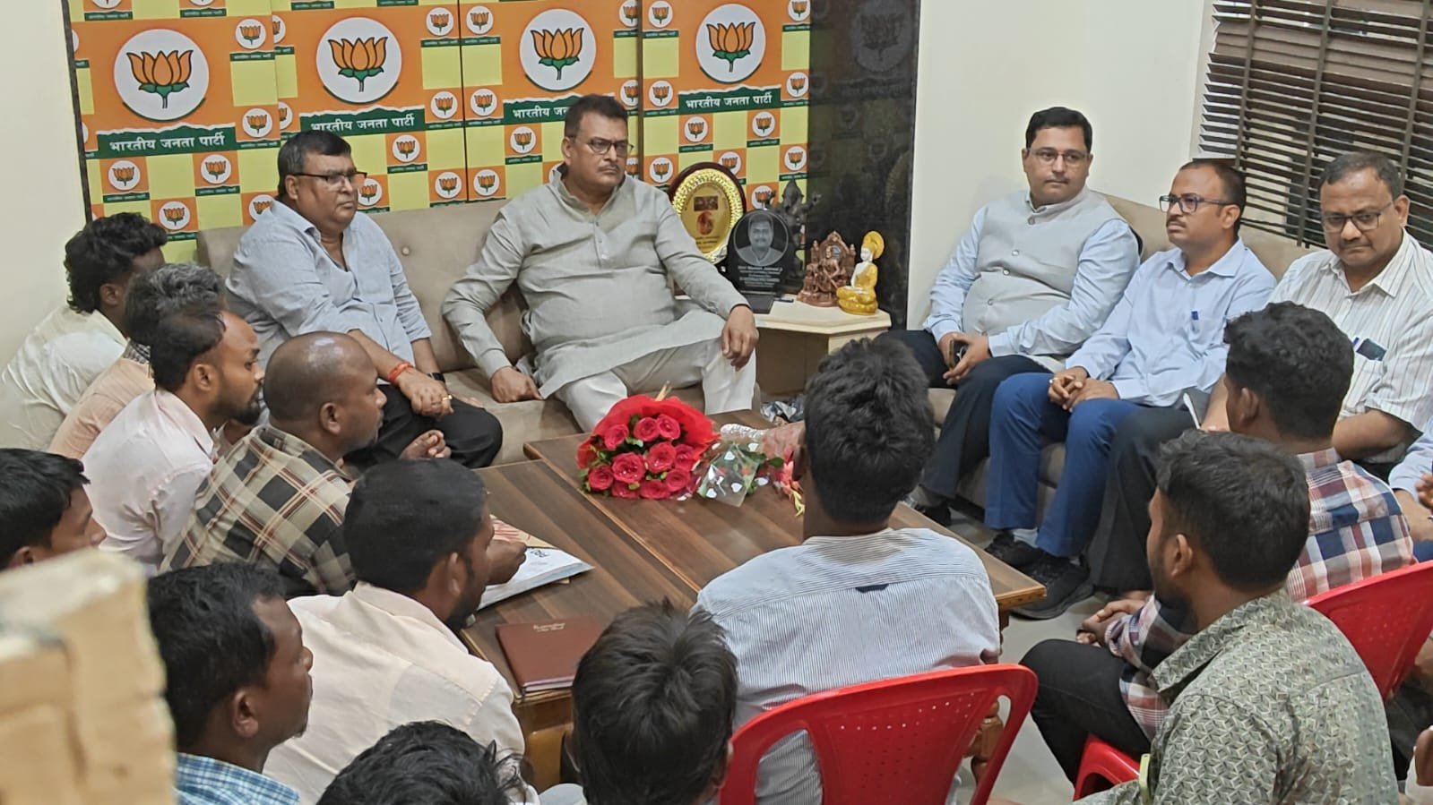 रोहाने माइंस को लेकर सांसद के अगुवाई में एनएमडीसी के अधिकारियों और ग्रामीणों के बीच हुई वार्ता