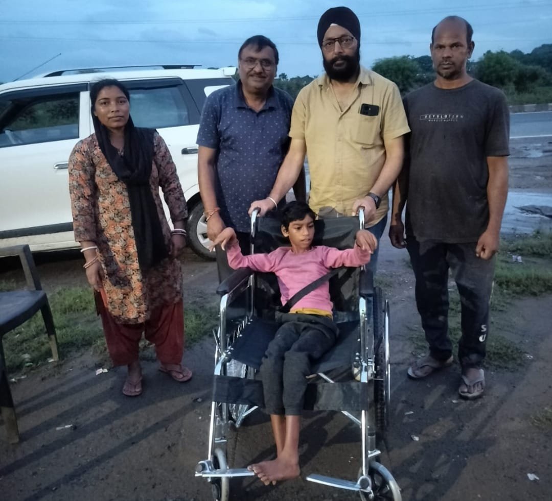लघु उद्योग भारती ने दिव्यांग बालिका को दिया व्हील चेयर