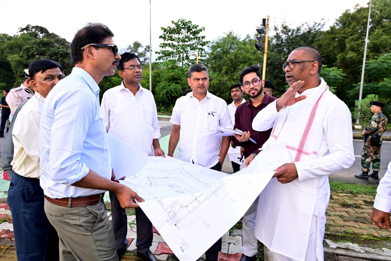 मुख्यमंत्री ने स्मार्ट सिटी, धुर्वा स्थित निर्माणाधीन कन्वेंशन सेंटर का स्थल निरीक्षण किया