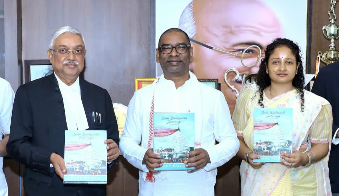 मुख्यमंत्री ने बाबा बैद्यनाथ ज्योतिर्लिंग देवघर ए टच ऑफ दी डिवाइन पुस्तक का लोकार्पण किया