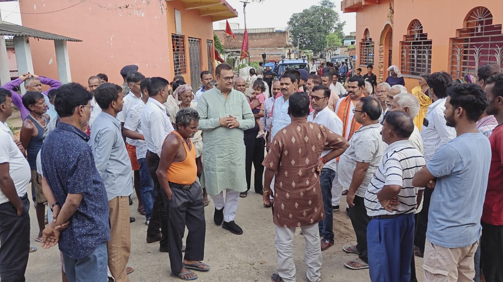 चुरचू के जरबा पहुंचे सांसद मनीष जायसवाल, तपती धूप में ग्रामीणों संग गांव का किया भ्रमण, सुनी लोगों की समस्याएं