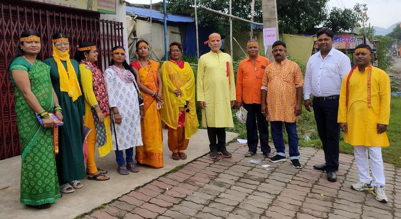 भुरकुंडा में गरीब समाजसेवी संघ के द्वारा गरीब जरूरतमंदों के बीच फलों का वितरण