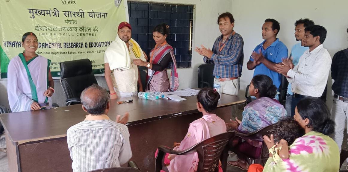 पतरातू में आयोजित रोजगार मेला में जुटे लोग