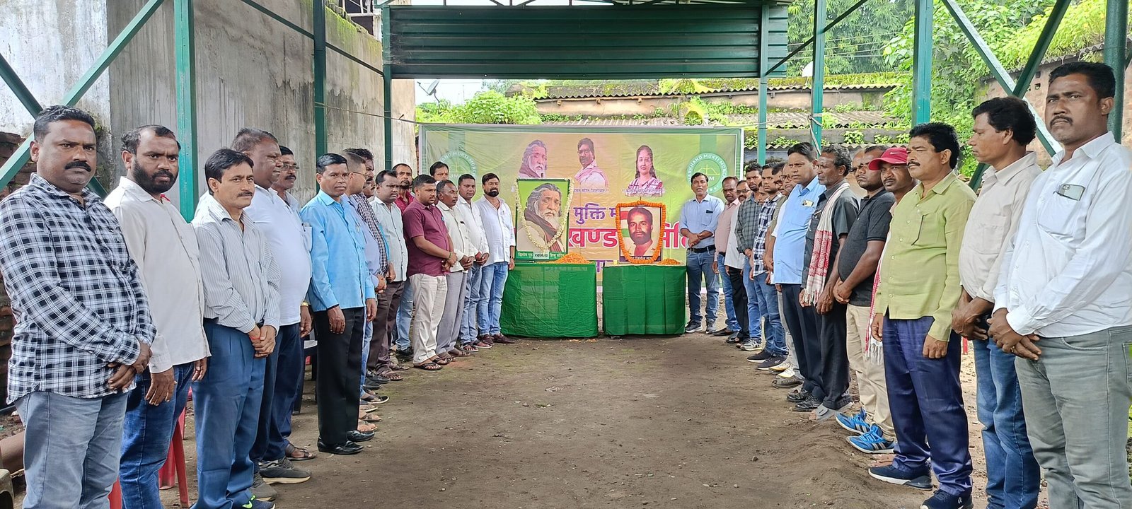झामुमो कार्यालय भुरकुंडा में गुरुजी शिबू सोरेन को श्रद्धांजलि अर्पित किया गया
