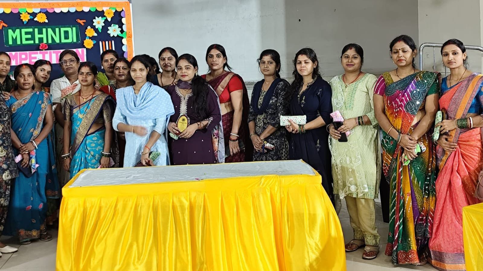 एसजीएनपीएस में प्री-प्राइमरी विंग की माताओं के लिए एक मनोरंजक मेहँदी प्रतियोगिता का आयोजन हुआ