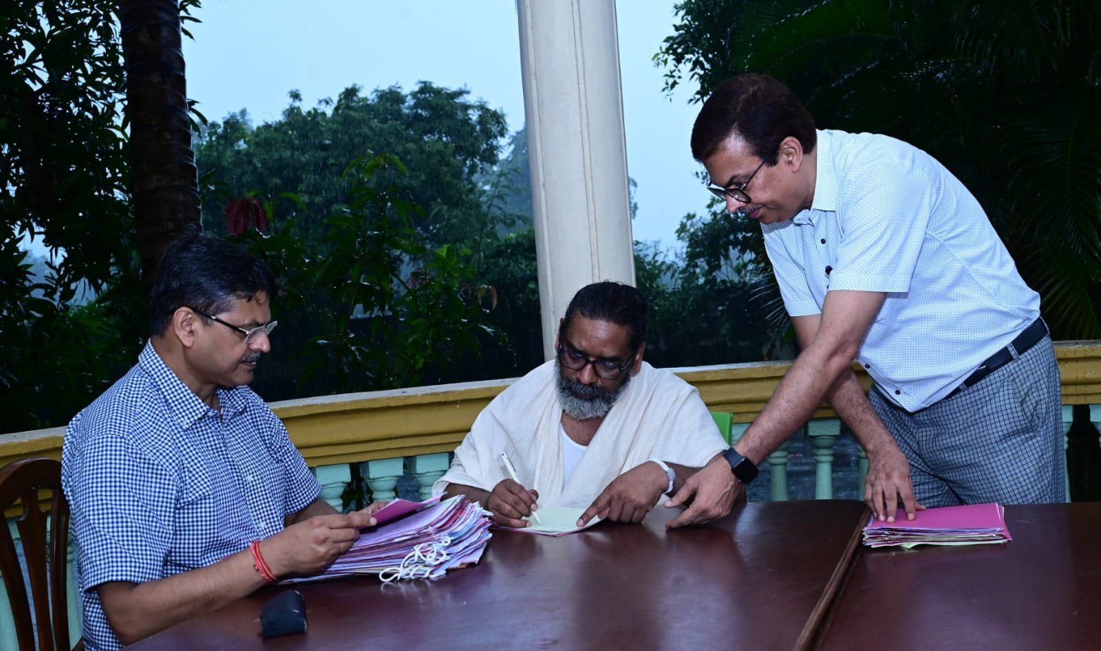 मुख्यमंत्री हेमन्त सोरेन पुत्र धर्म के साथ निभा रहे राजधर्म, रामगढ़ के नेमरा स्थित पैतृक आवास से सरकारी कामकाज निपटा रहे