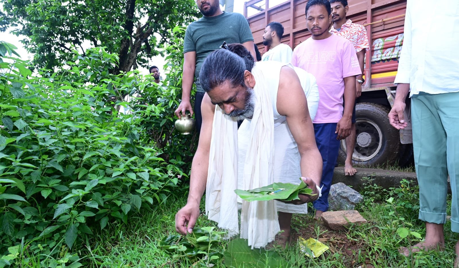 दिवंगत दिशोम गुरु शिबू सोरेन जी के पारंपरिक श्राद्ध कर्म का चौथा दिन