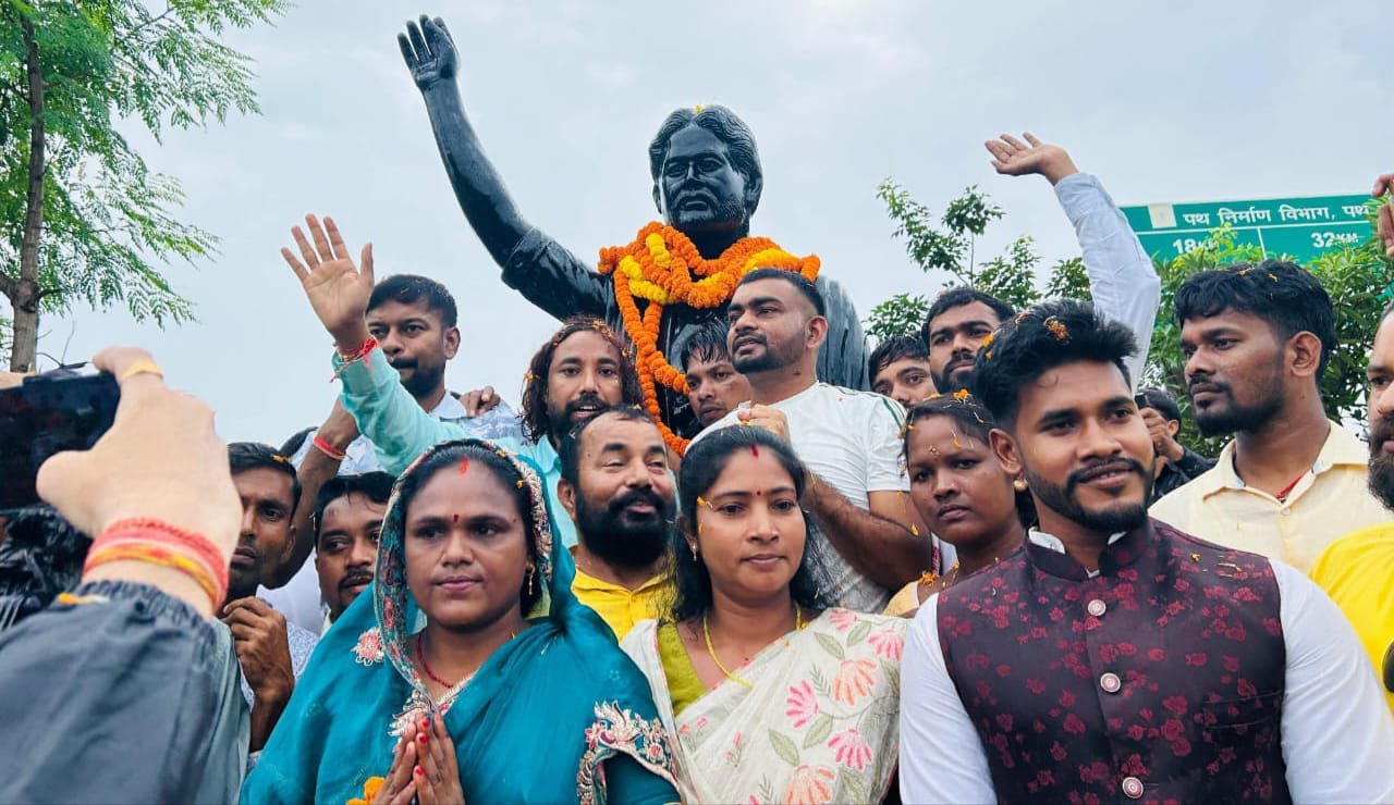विशाल बाइक रैली के साथ सोनाहातु जाडेया मोड़ में शहीद निर्मल महतो प्रतिमा अनावरण