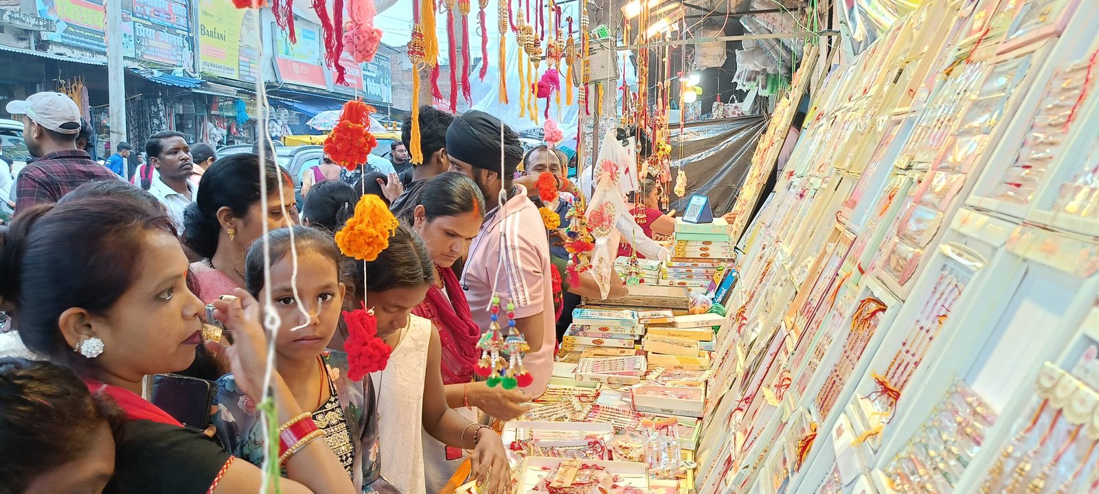 राखी पर्व को लेकर बाजार में उमड़ी भीड़