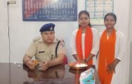 दुर्गा वाहिनी की बहनों ने पुलिस कर्मियों को बांधा रक्षासूत्र
