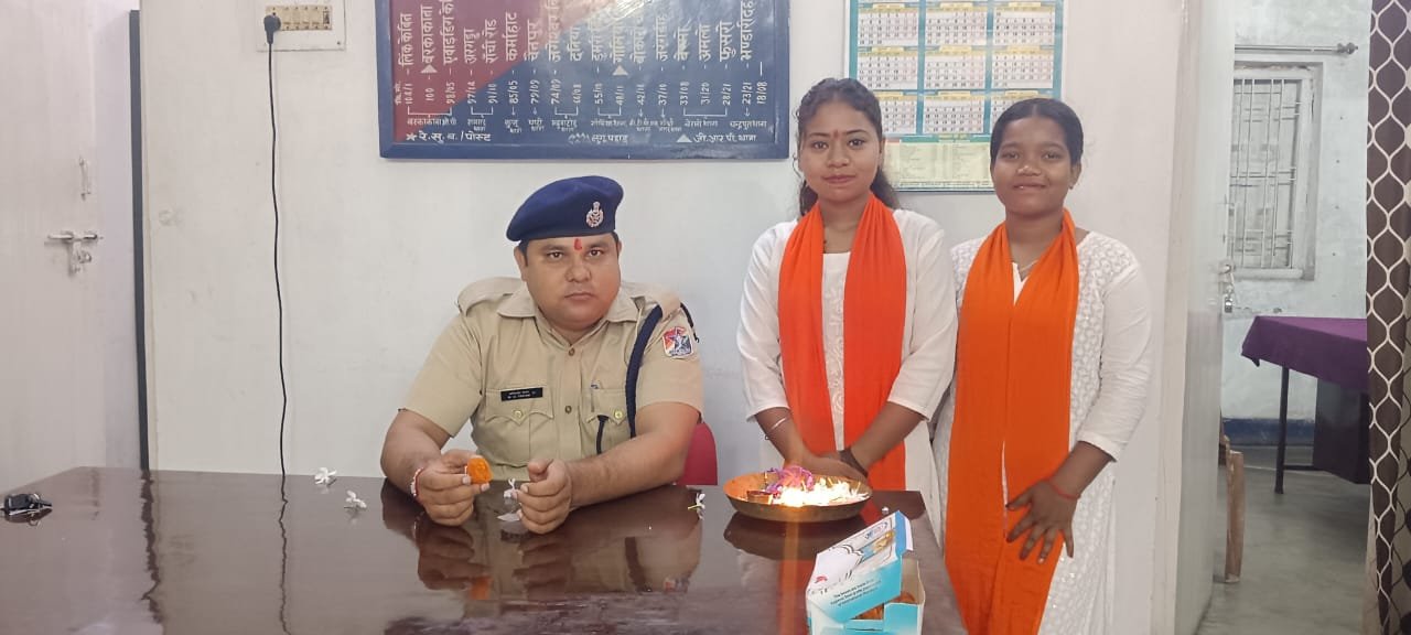 दुर्गा वाहिनी की बहनों ने पुलिस कर्मियों को बांधा रक्षासूत्र
