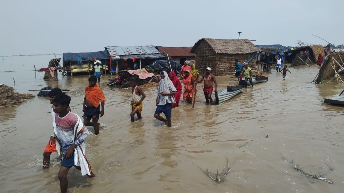 साहिबगंज में गंगा नदी का रौद्र रूप, 1600 घरों में घुसा पानी,बाढ़ प्रभावित स्कूल दो दिन रहेंगे बंद