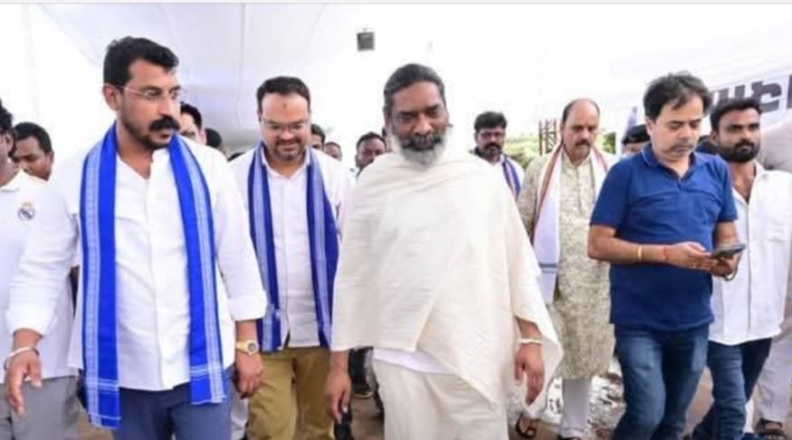 उत्तर प्रदेश के चर्चित सांसद चंद्रशेखर आजाद रावण पहुंचे नेमरा,गुरुजी को दी श्रद्धांजलि