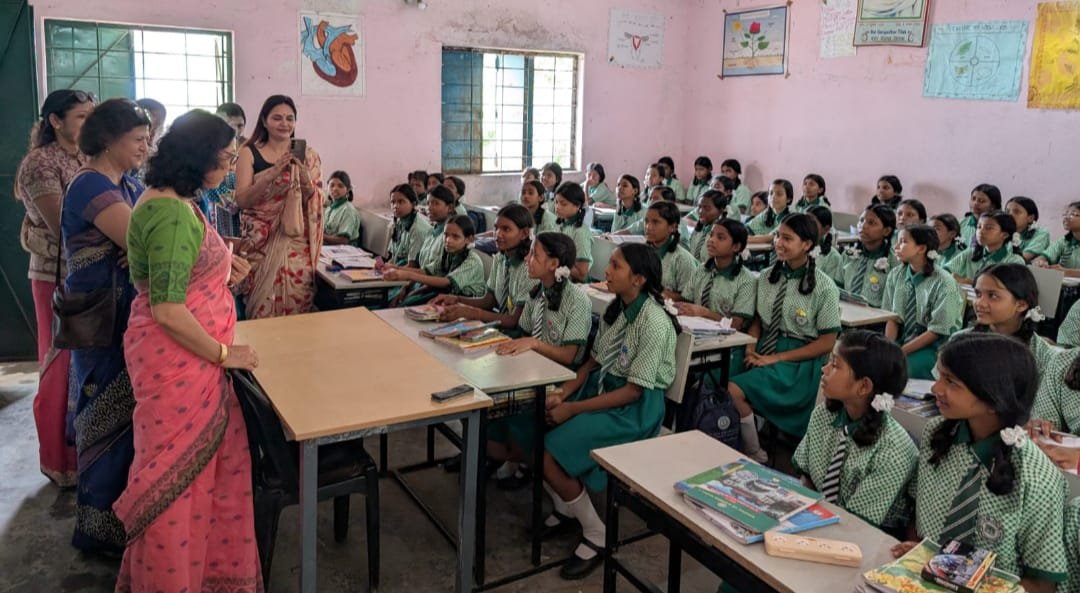 स्वर्णरेखा महिला समिति एवं पीवीयूएनएल द्वारा केजीबीवी, पतरातू में नेत्र जांच शिविर