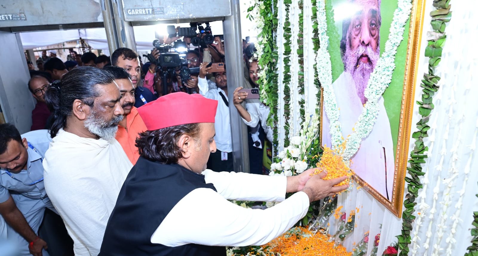 उत्तर प्रदेश के पूर्व मुख्यमंत्री अखिलेश यादव ने स्मृति, पूर्व मुख्यमंत्री सह राज्यसभा सांसद दिशोम गुरु शिबू सोरेन जी को दी भावपूर्ण श्रद्धांजलि