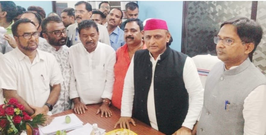 समाजवादी पार्टी के राष्ट्रीय अध्यक्ष अखिलेश यादव का चितरपुर में हुआ स्वागत