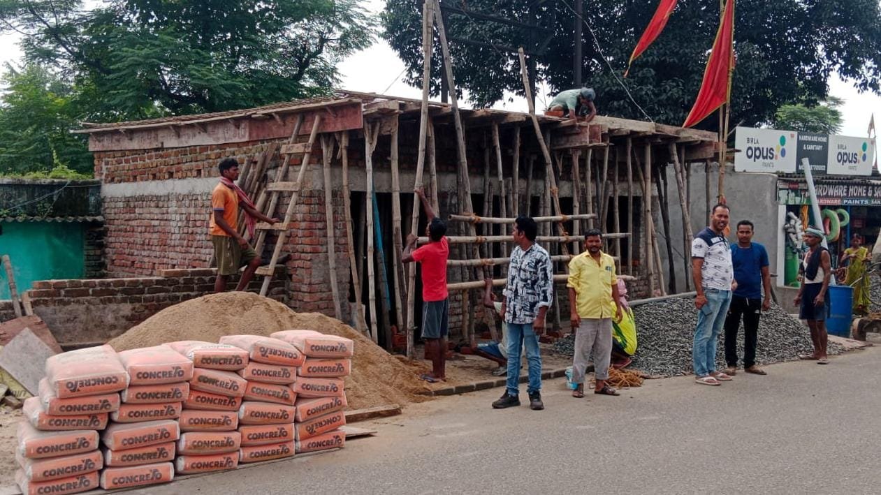 भुरकुंडा में निर्माणाधीन हनुमान मंदिर छत ढलाई सम्पन्न