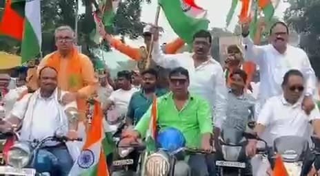 सौदा डी से पतरातु डैम तक बाइक से निकाल तिरंगा यात्रा