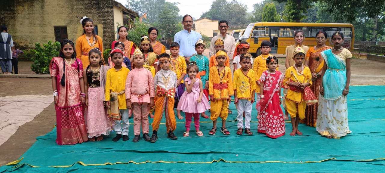 सरस्वती शिशु विद्या मंदिर पतरातू में कृष्ण रूप सज्जा प्रतियोगिता का आयोजन