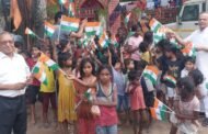 शांतिधारा फाउंडेशन ने लेप्रसी कॉलोनी के बच्चों में तिरंगा झंडा और मिठाई बांटा