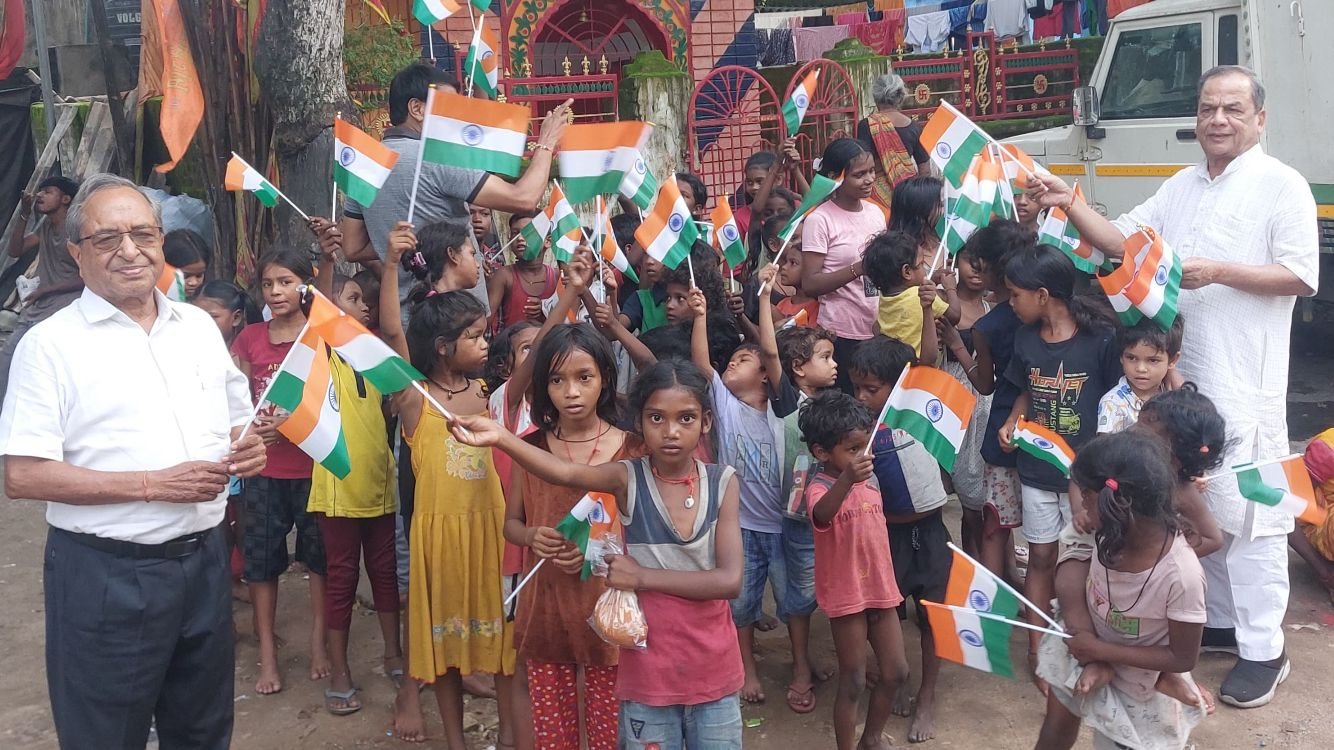 शांतिधारा फाउंडेशन ने लेप्रसी कॉलोनी के बच्चों में तिरंगा झंडा और मिठाई बांटा