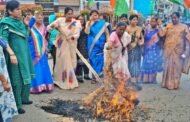रांची में महिला कांग्रेस ने चुनाव आयुक्त का फूंका पूतला