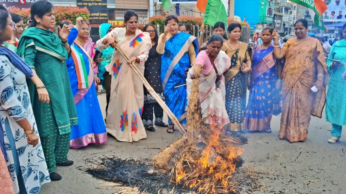 रांची में महिला कांग्रेस ने चुनाव आयुक्त का फूंका पूतला
