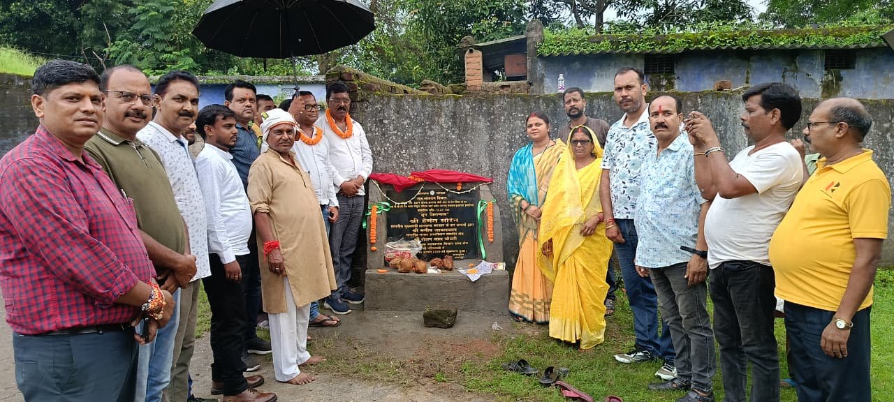 विधायक ने किया रिभर साइड में पीसीसी पथ का शिलान्यास